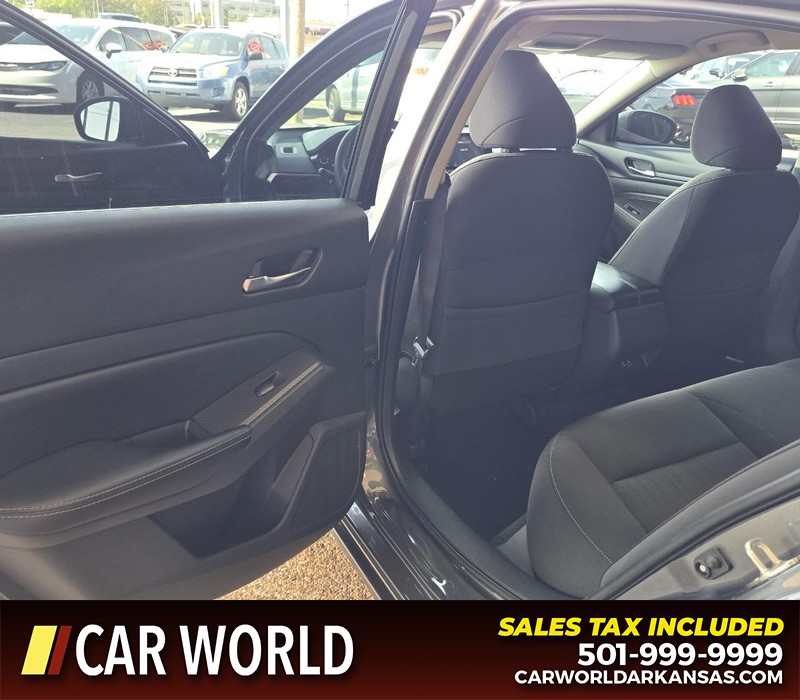 Nissan Altima Vehicle Full-screen Gallery Image 9