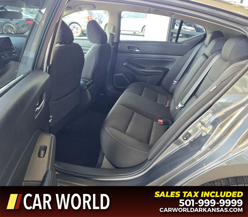 Nissan Altima Vehicle Full-screen Gallery Image 10