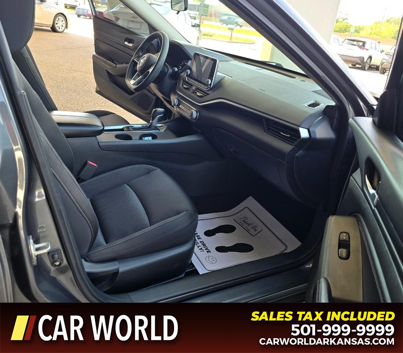 Nissan Altima Vehicle Full-screen Gallery Image 11