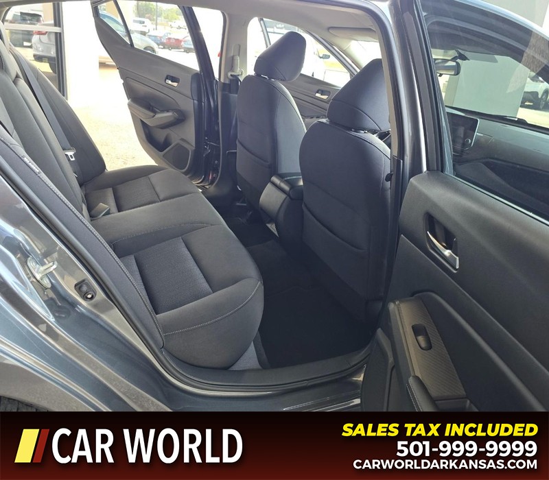 Nissan Altima Vehicle Full-screen Gallery Image 12