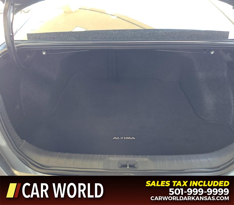 Nissan Altima Vehicle Full-screen Gallery Image 13