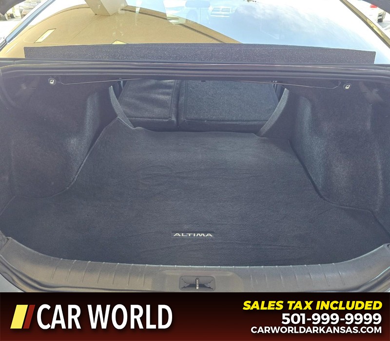 Nissan Altima Vehicle Full-screen Gallery Image 14