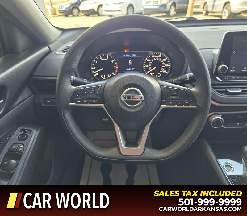 Nissan Altima Vehicle Full-screen Gallery Image 15