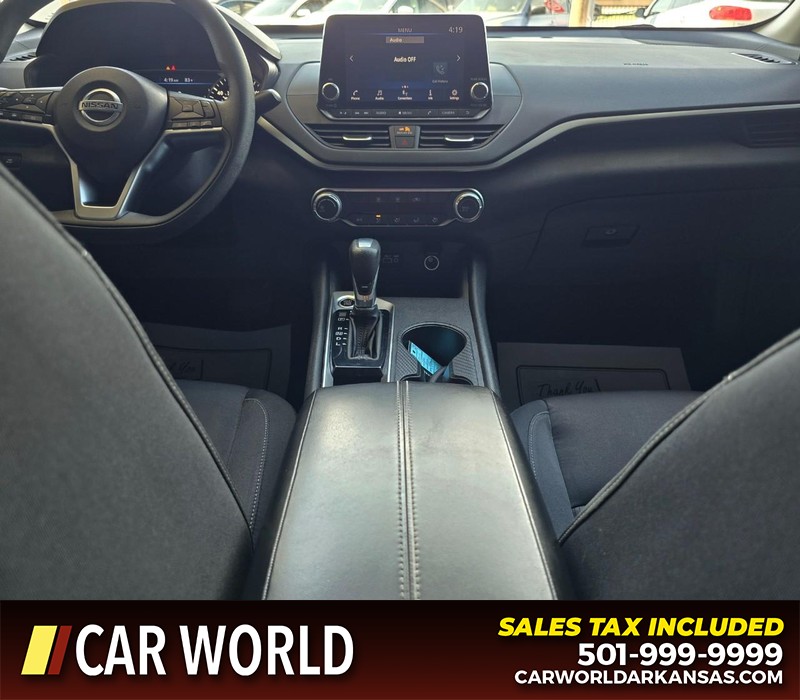 Nissan Altima Vehicle Full-screen Gallery Image 18