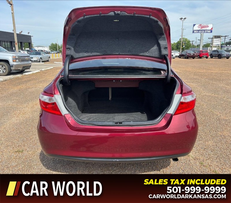 Toyota Camry Vehicle Full-screen Gallery Image 5