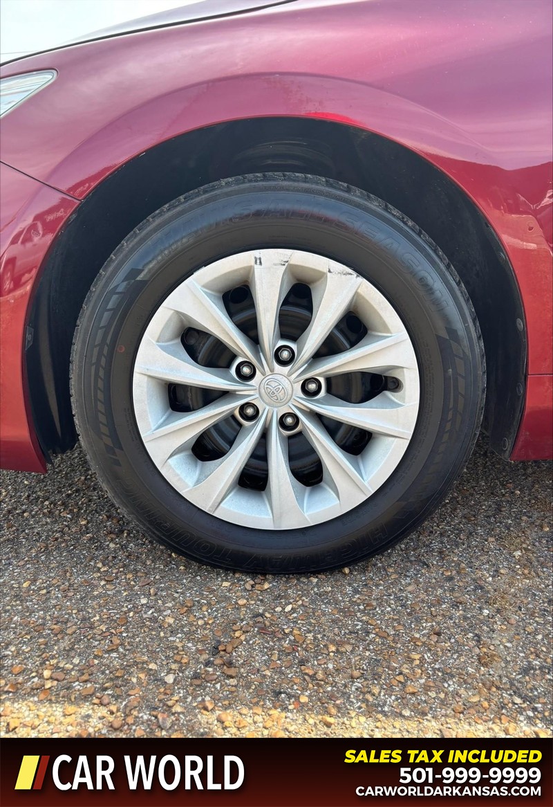 Toyota Camry Vehicle Full-screen Gallery Image 11