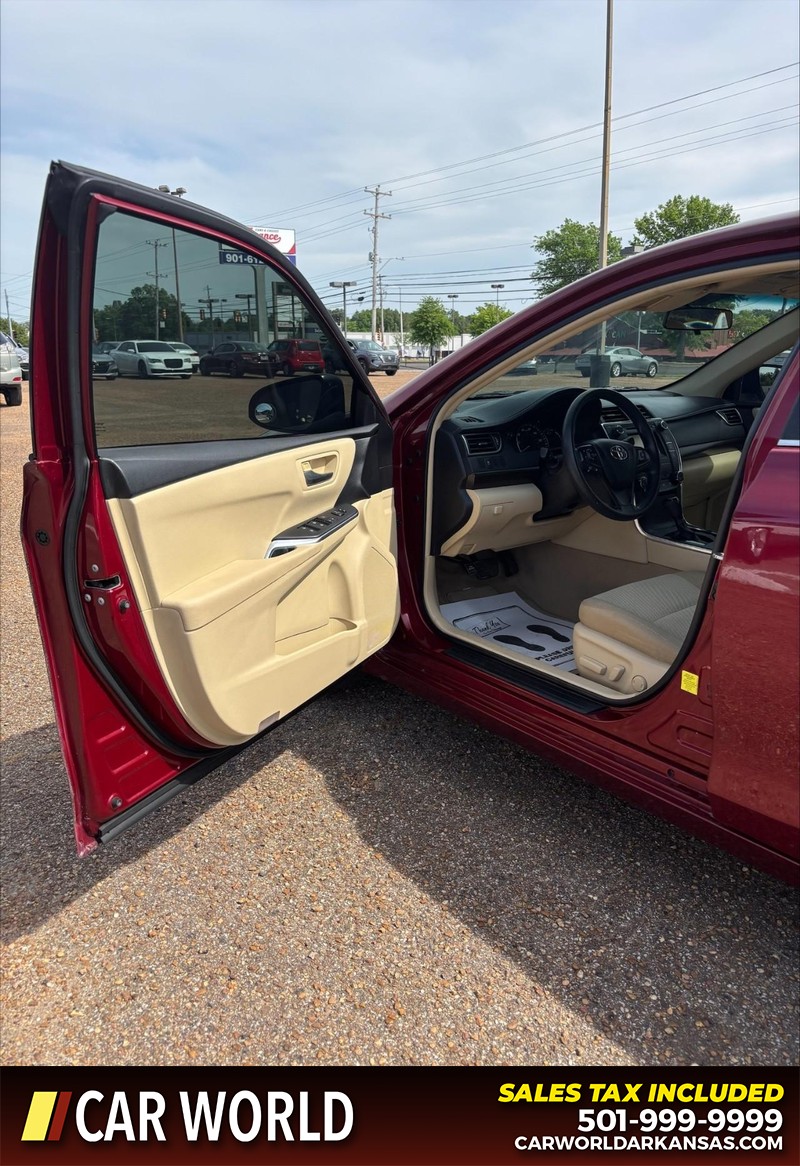 Toyota Camry Vehicle Full-screen Gallery Image 12