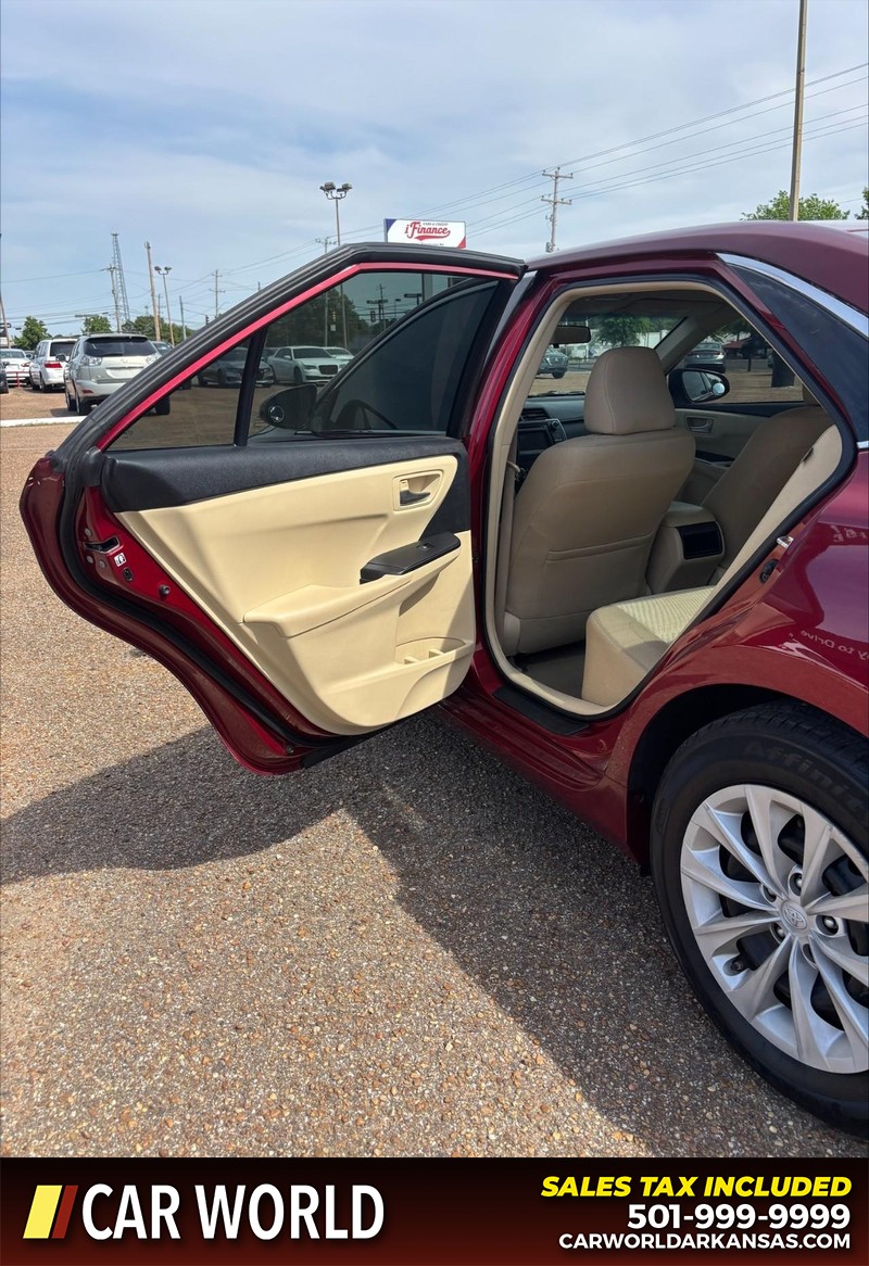 Toyota Camry Vehicle Full-screen Gallery Image 14