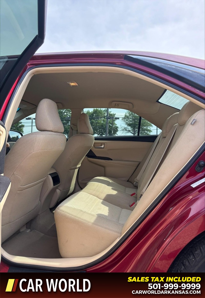 Toyota Camry Vehicle Full-screen Gallery Image 15