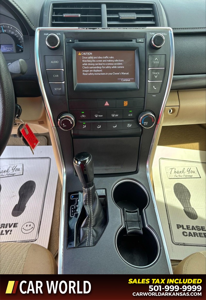 Toyota Camry Vehicle Full-screen Gallery Image 17