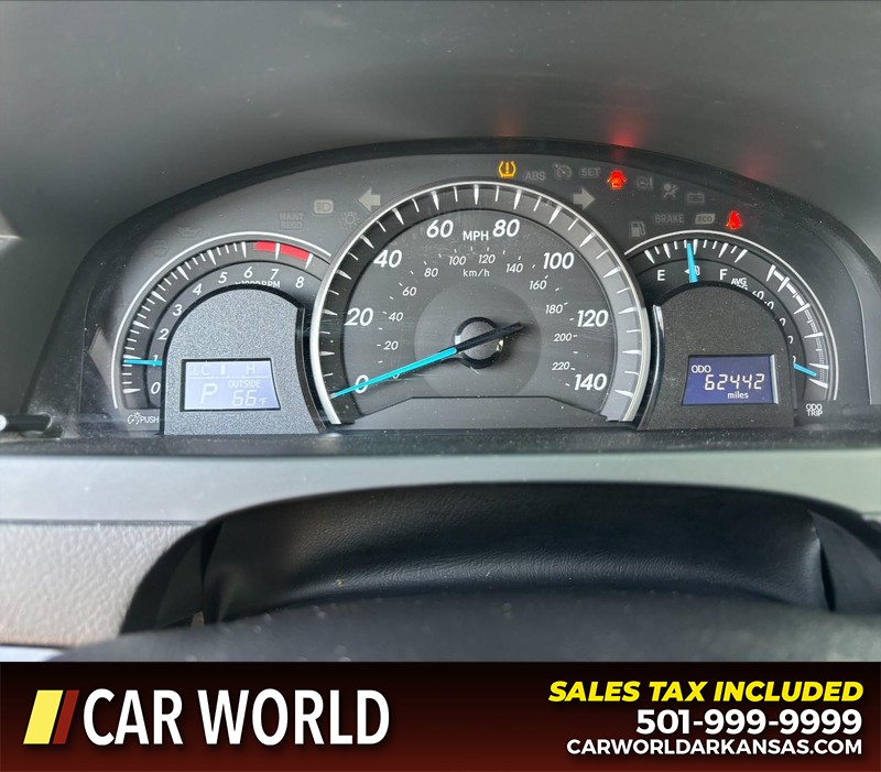 Toyota Camry Vehicle Full-screen Gallery Image 20