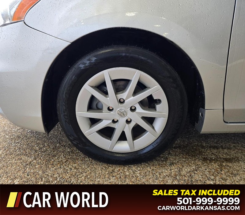 Toyota Prius V Vehicle Full-screen Gallery Image 6