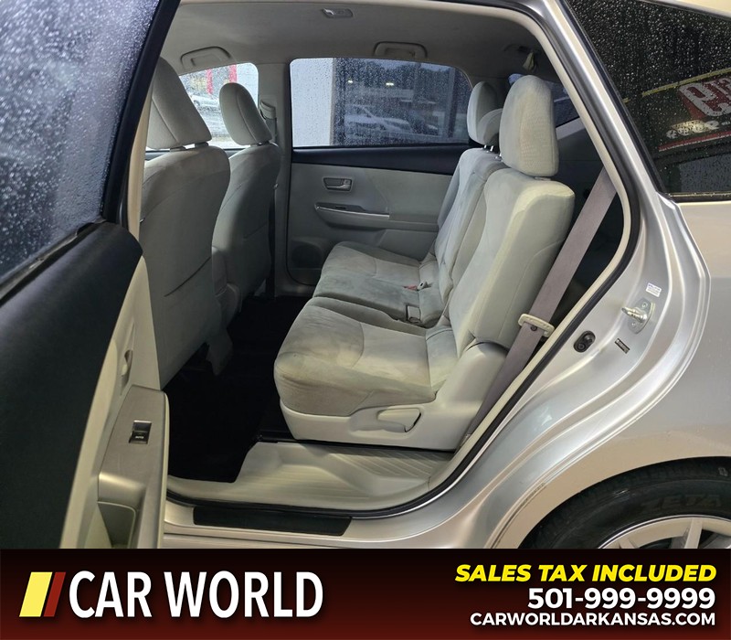 Toyota Prius V Vehicle Full-screen Gallery Image 10