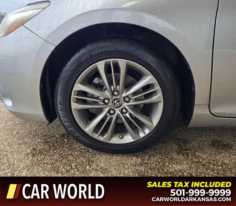 Toyota Camry Vehicle Full-screen Gallery Image 6