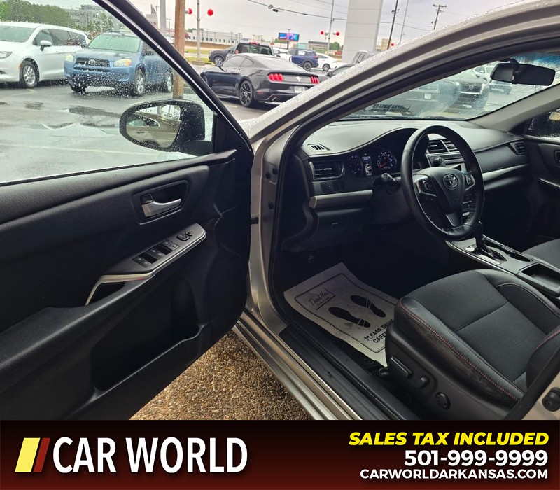 Toyota Camry Vehicle Full-screen Gallery Image 7