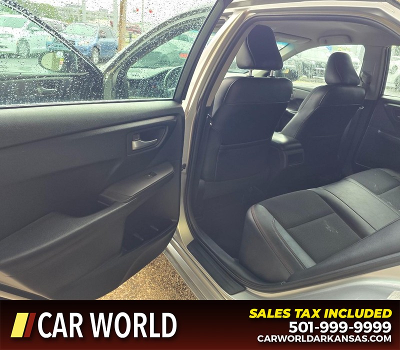 Toyota Camry Vehicle Full-screen Gallery Image 9