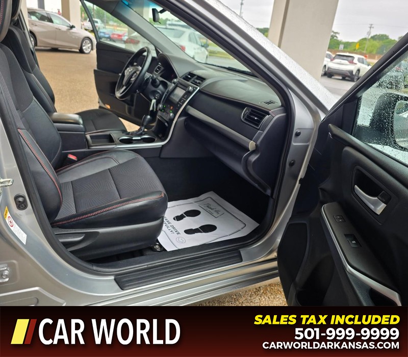 Toyota Camry Vehicle Full-screen Gallery Image 11