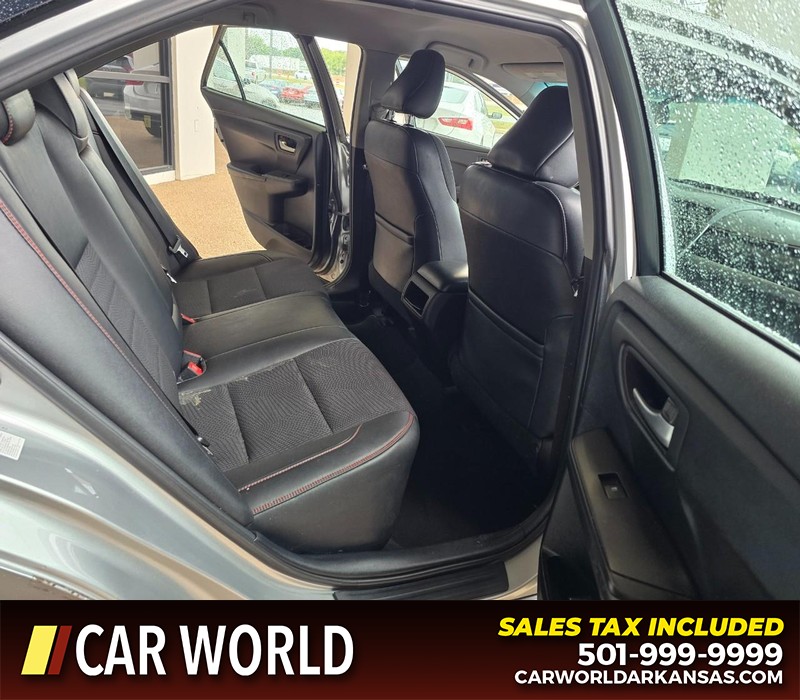 Toyota Camry Vehicle Full-screen Gallery Image 12