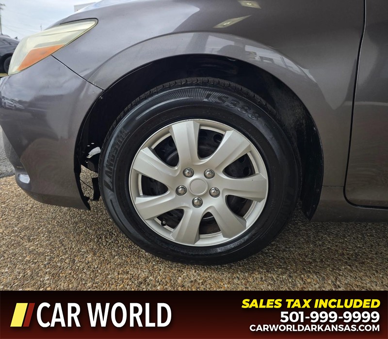 Toyota Camry Vehicle Full-screen Gallery Image 6