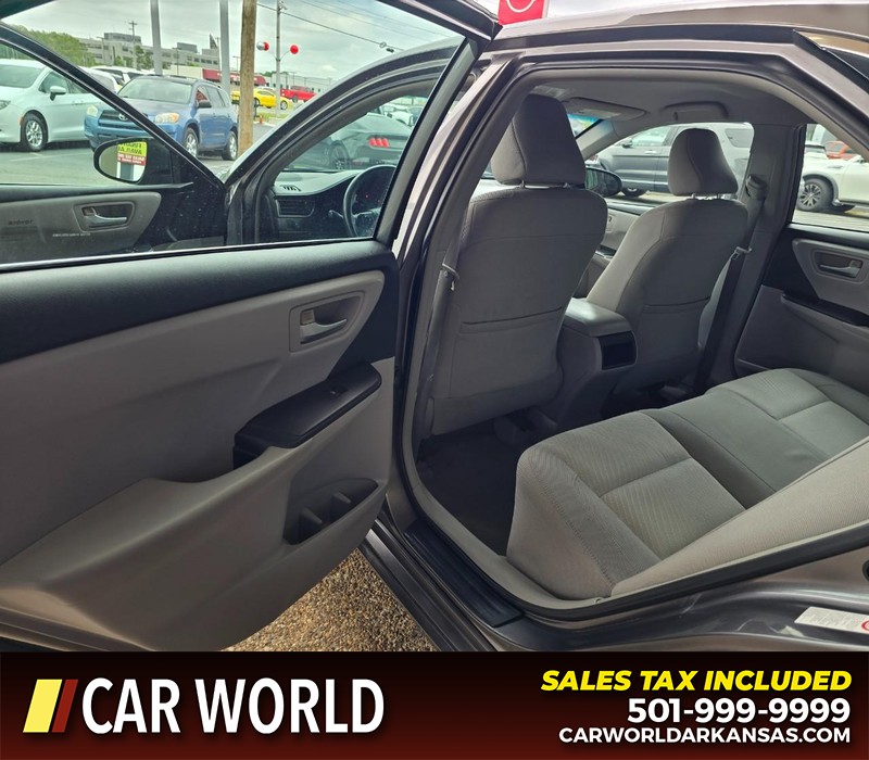 Toyota Camry Vehicle Full-screen Gallery Image 9