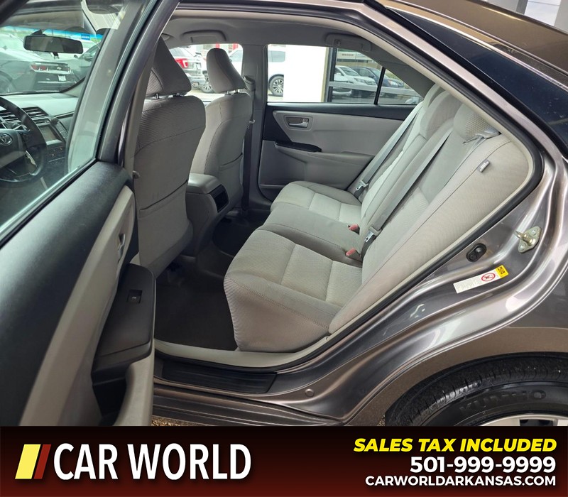 Toyota Camry Vehicle Full-screen Gallery Image 10