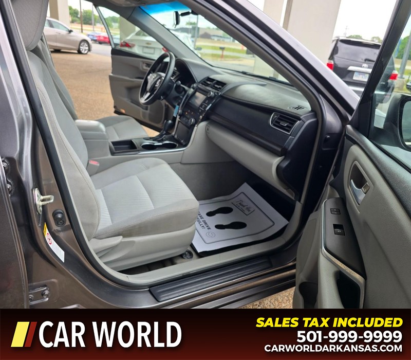 Toyota Camry Vehicle Full-screen Gallery Image 11