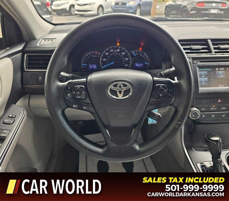 Toyota Camry Vehicle Full-screen Gallery Image 15