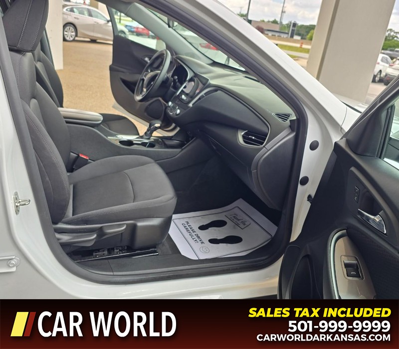 Chevrolet Malibu Vehicle Full-screen Gallery Image 11