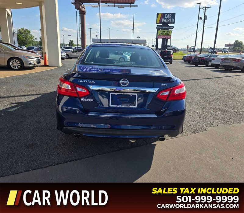 Nissan Altima Vehicle Full-screen Gallery Image 5