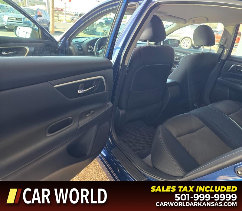 Nissan Altima Vehicle Full-screen Gallery Image 9