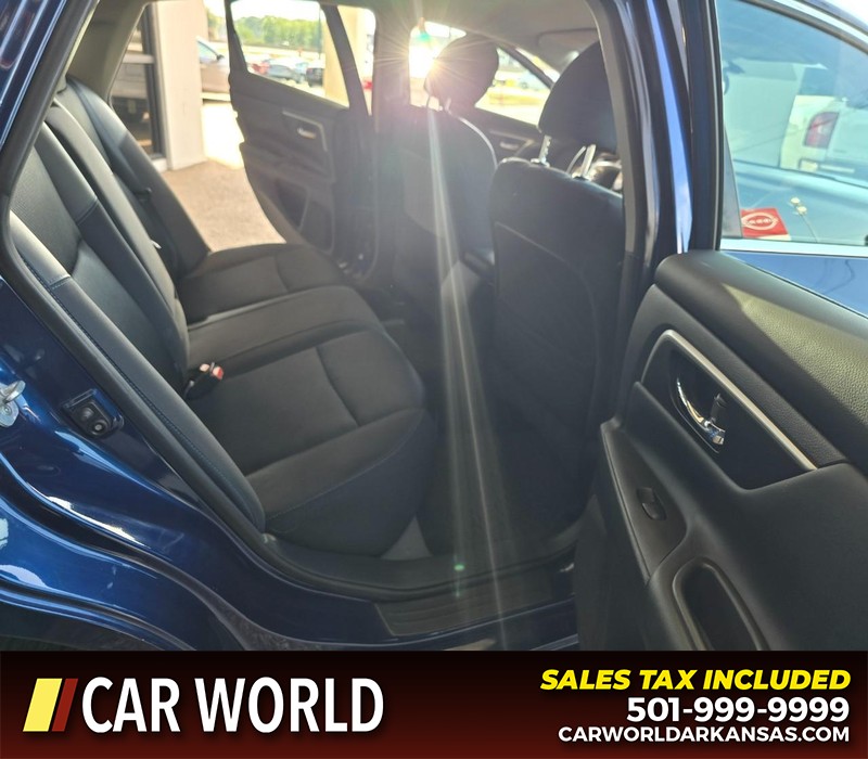 Nissan Altima Vehicle Full-screen Gallery Image 11