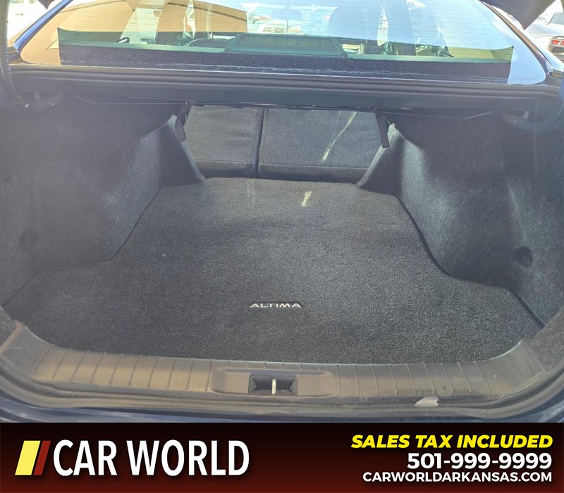 Nissan Altima Vehicle Full-screen Gallery Image 13