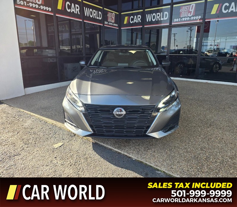 Nissan Altima Vehicle Full-screen Gallery Image 2