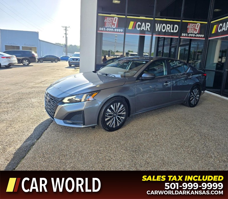 Nissan Altima Vehicle Full-screen Gallery Image 3