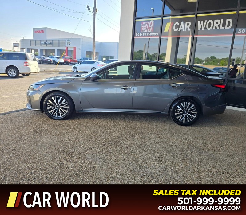 Nissan Altima Vehicle Full-screen Gallery Image 4