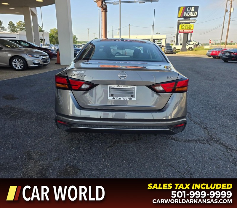 Nissan Altima Vehicle Full-screen Gallery Image 5