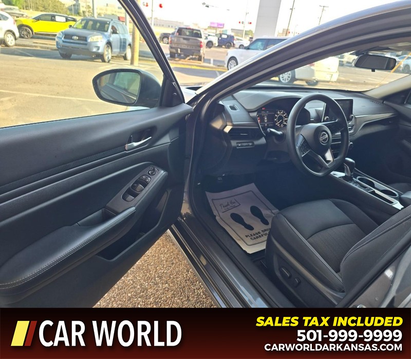 Nissan Altima Vehicle Full-screen Gallery Image 7