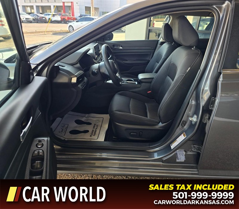 Nissan Altima Vehicle Full-screen Gallery Image 9