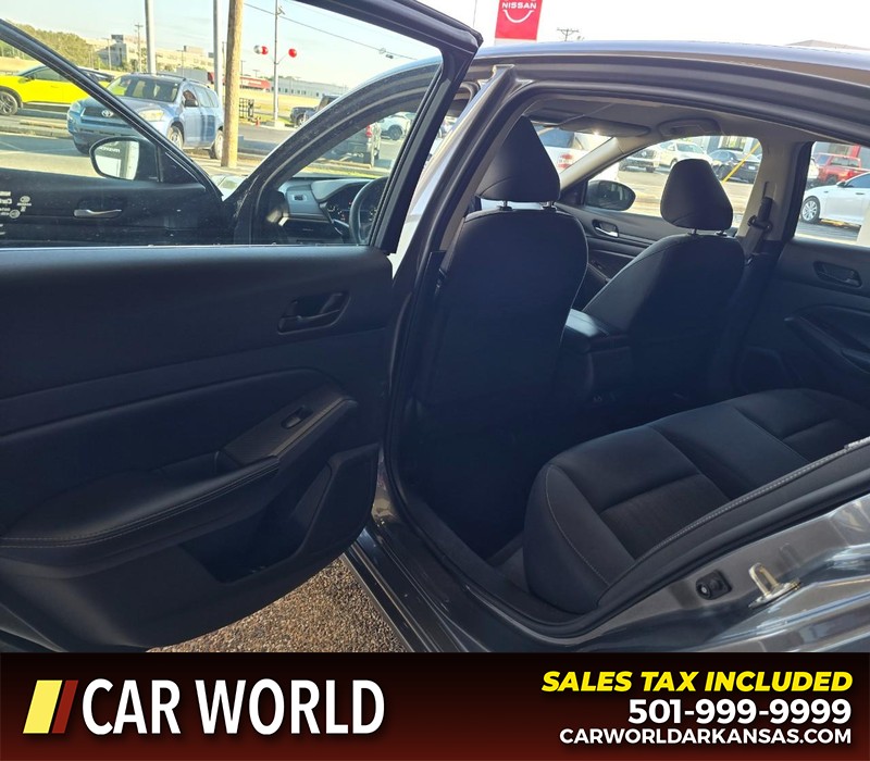 Nissan Altima Vehicle Full-screen Gallery Image 10