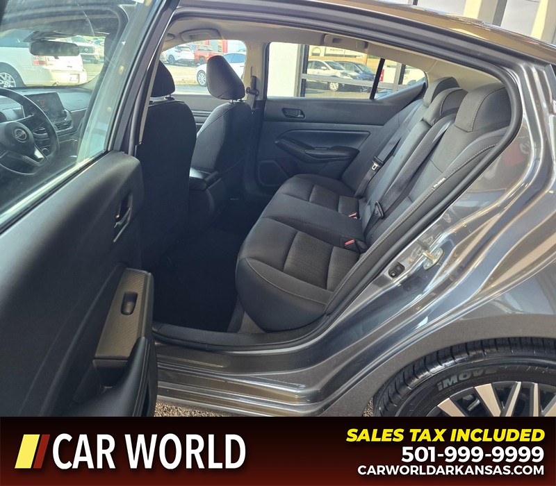 Nissan Altima Vehicle Full-screen Gallery Image 11