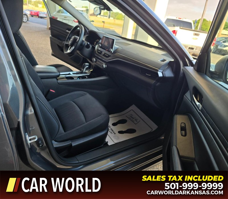 Nissan Altima Vehicle Full-screen Gallery Image 12