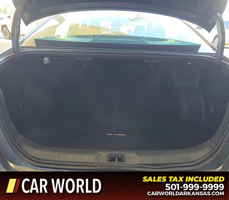 Nissan Altima Vehicle Full-screen Gallery Image 14