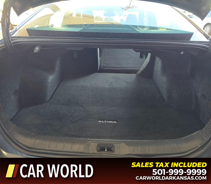 Nissan Altima Vehicle Full-screen Gallery Image 15