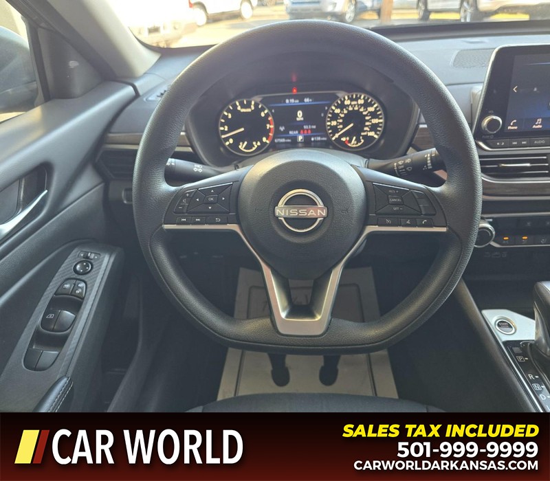 Nissan Altima Vehicle Full-screen Gallery Image 16