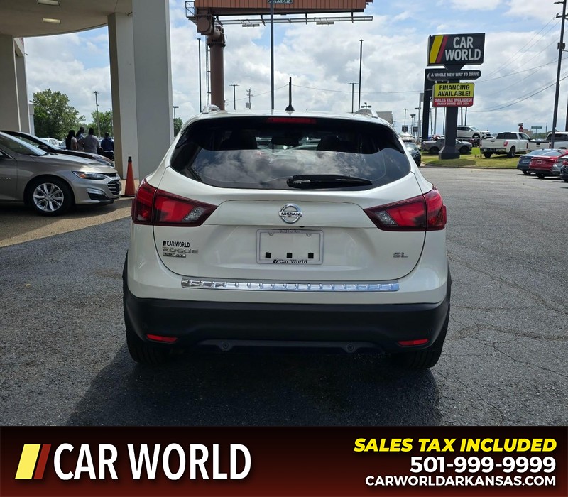 Nissan Rogue Sport Vehicle Full-screen Gallery Image 5