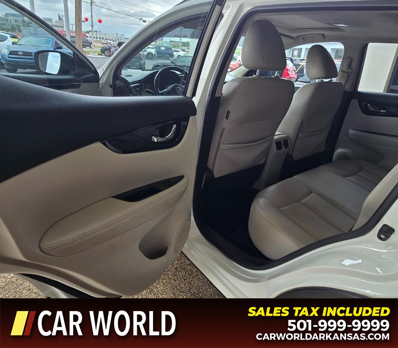 Nissan Rogue Sport Vehicle Full-screen Gallery Image 9