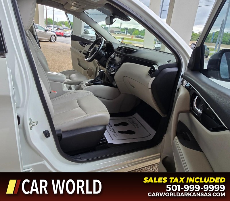 Nissan Rogue Sport Vehicle Full-screen Gallery Image 11