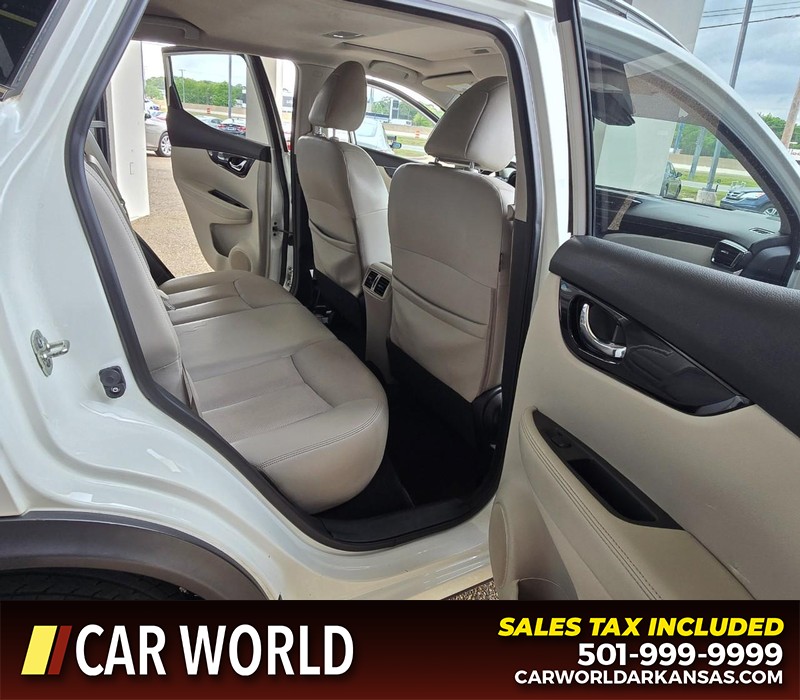 Nissan Rogue Sport Vehicle Full-screen Gallery Image 12