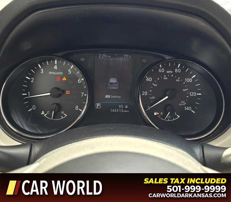 Nissan Rogue Sport Vehicle Full-screen Gallery Image 17