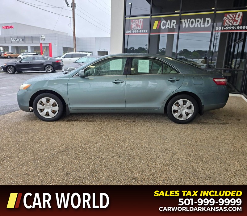 Toyota Camry Vehicle Full-screen Gallery Image 4